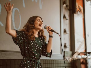 Karaoke singende Frau
